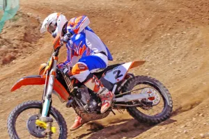 Motocross với Supercross cái nào hay hơn?