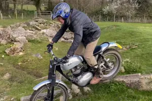 Hãy xem nhà cựu vô địch trails 86 tuổi lái chiếc BSA như nào!