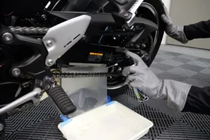 Hướng dẫn tự bảo dưỡng xích (sên) xe máy tại nhà: 5 lưu ý quan trọng để xe luôn bền bỉ
