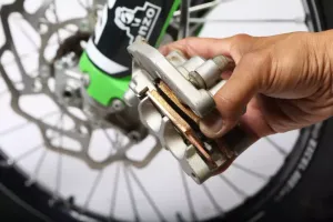 Cách chọn đúng má phanh cho xe cào cào